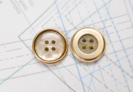 Bouton en métal doré estampé 4 trous