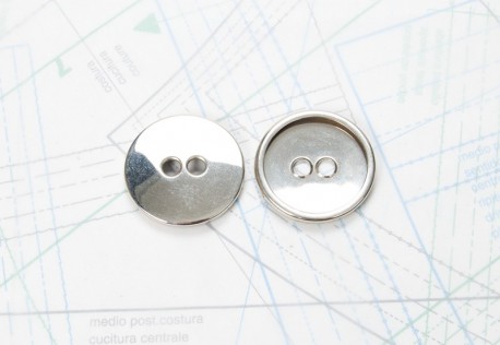 Bouton en métal argenté brillant estampé 2 trous