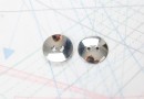 Bouton en métal argenté brilllant estampé 2 trous