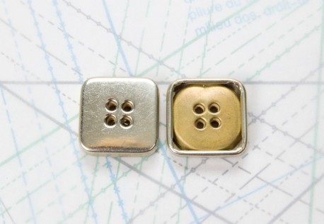 Bouton en métal argenté estampé 4 trous