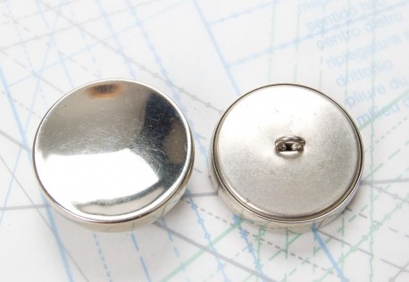 Bouton en métal argenté estampé boucle oméga