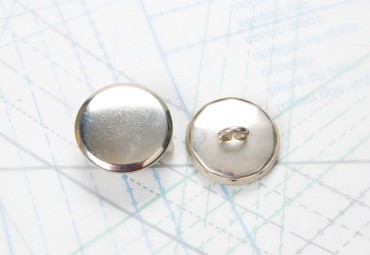 Bouton en métal argenté estampé boucle oméga