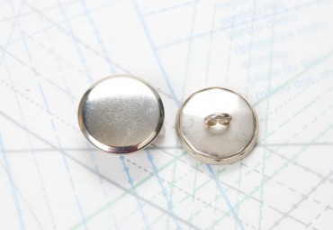 Bouton en métal argenté estampé boucle oméga