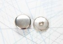 Bouton en métal argenté estampé boucle oméga