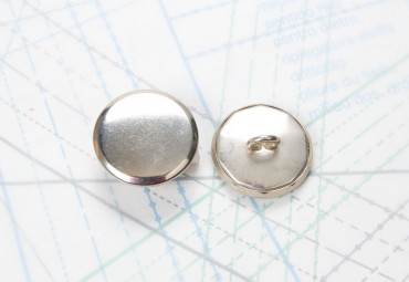 Bouton en métal argenté estampé boucle oméga