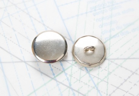 Bouton en métal argenté estampé boucle oméga