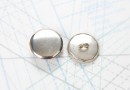 Bouton en métal argenté estampé boucle oméga