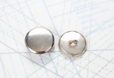 Bouton en métal argenté estampé boucle oméga