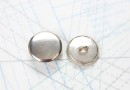 Bouton en métal argenté estampé boucle oméga