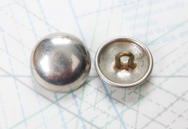Bouton en métal argenté estampé boucle en U soudée