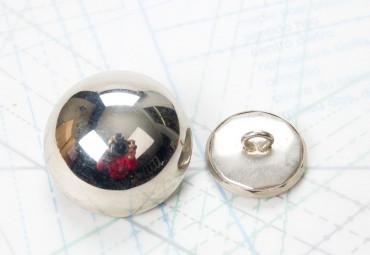 Bouton en métal argenté estampé boucle oméga