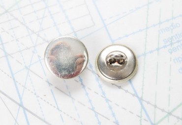 Bouton en métal argenté estampé boucle oméga