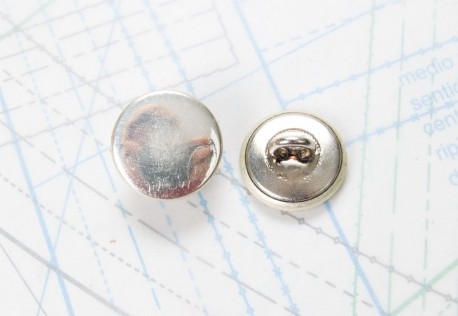 Bouton en métal argenté estampé boucle oméga