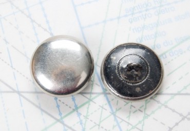 Bouton en métal argenté estampé boucle oméga