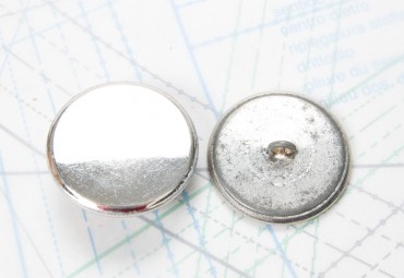 Bouton en métal argenté estampé boucle oméga