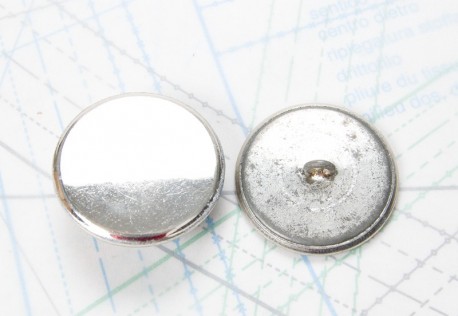 Bouton en métal argenté estampé boucle oméga