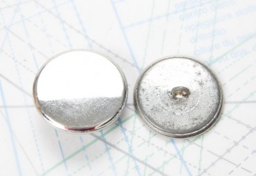 Bouton en métal argenté estampé boucle oméga