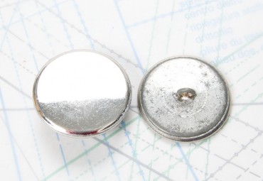 Bouton en métal argenté estampé boucle oméga