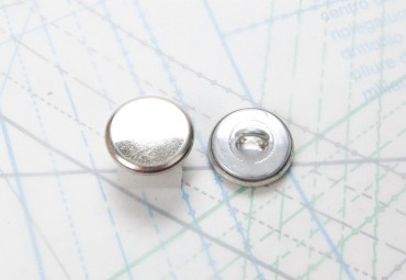 Bouton en métal argenté estampé boucle oméga