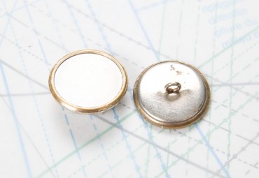 Bouton en métal argenté estampé boucle oméga