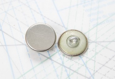 Bouton en métal argenté estampé boucle oméga