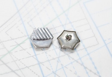 Bouton en métal argenté estampé boucle alpha
