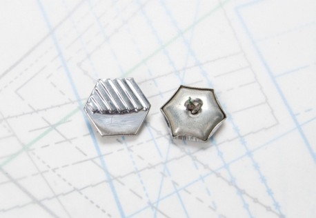 Bouton en métal argenté estampé boucle alpha