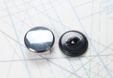 Bouton en métal argenté noirci estampé boucle oméga