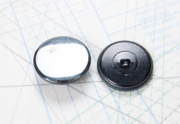 Bouton en métal argenté noirci estampé boucle oméga