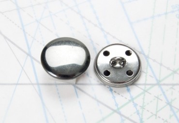 Bouton en métal argenté noirci estampé boucle oméga