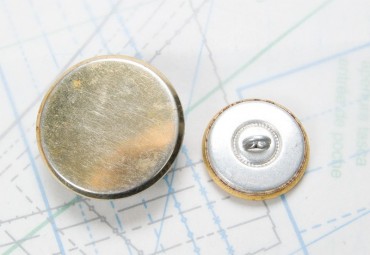 Bouton en métal doré brillant estampé boucle oméga