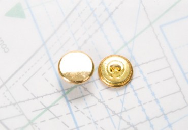 Bouton en métal doré brillant estampé boucle oméga