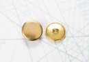 Bouton en métal doré brillant estampé boucle oméga