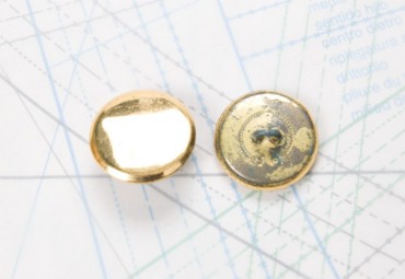 Bouton en métal doré estampé boucle oméga