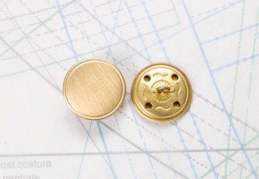 Bouton en métal doré estampé boucle oméga