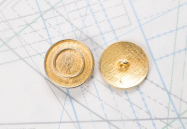 Bouton en métal doré brillant estampé boucle oméga