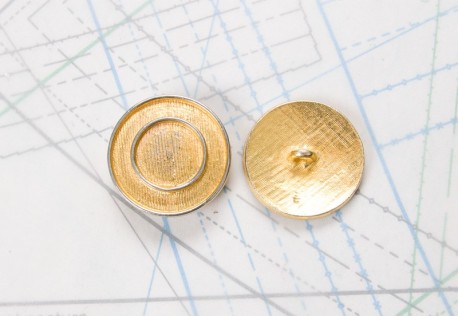 Bouton en métal doré brillant estampé boucle oméga