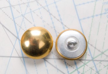 Bouton en métal doré estampé boucle oméga