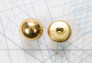 Bouton en métal doré estampé boucle oméga