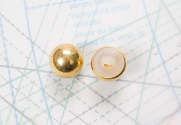 Bouton en métal doré brillant estampé attache en U moulée