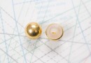 Bouton en métal doré brillant estampé attache en U moulée