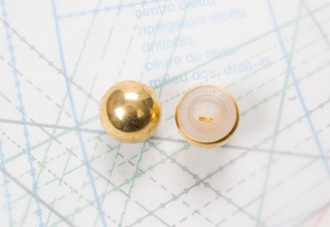 Bouton en métal doré brillant estampé attache en U moulée