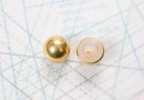 Bouton en métal doré brillant estampé attache en U moulée