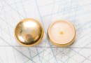 Bouton en métal doré brillant estampé attache en U moulée