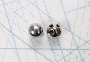 Bouton en métal argenté estampé 4 trous