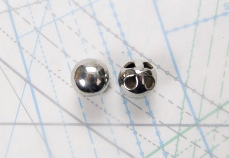 Bouton en métal argenté estampé 4 trous