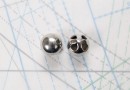 Bouton en métal argenté estampé 4 trous