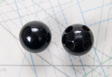 Bouton en métal noir brillant estampé 4 trous