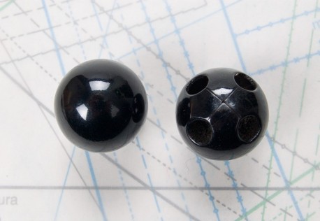 Bouton en métal noir brillant estampé 4 trous