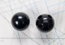 Bouton en métal noir brillant estampé 4 trous